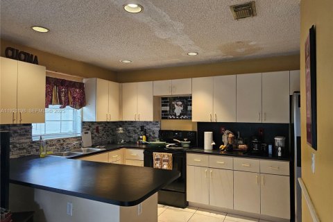 House in Miami, Florida 3 bedrooms, 205.87 sq.m. № 1977454 - photo 7