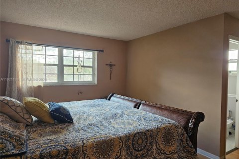 House in Miami, Florida 3 bedrooms, 205.87 sq.m. № 1977454 - photo 11