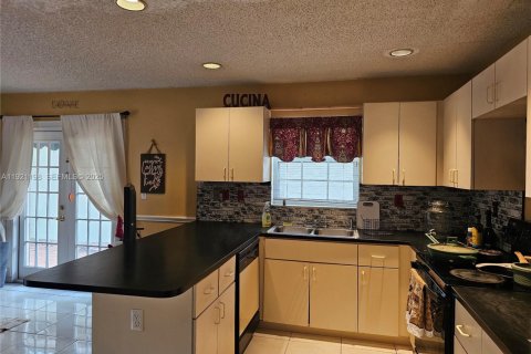 House in Miami, Florida 3 bedrooms, 205.87 sq.m. № 1977454 - photo 8