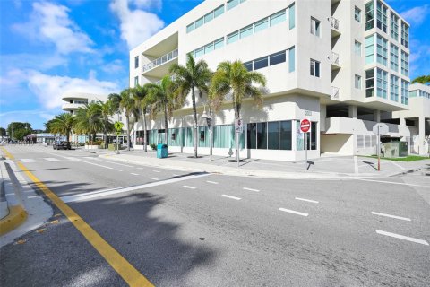 Commercial property in Wilton Manors, Florida № 1998564