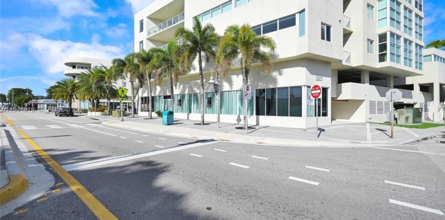 Commercial property in Wilton Manors, Florida № 1998564