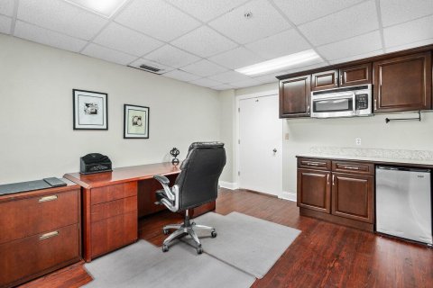 Commercial property in West Palm Beach, Florida № 1005155 - photo 1