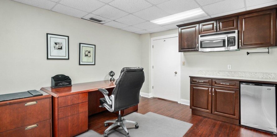 Commercial property in West Palm Beach, Florida № 1005155