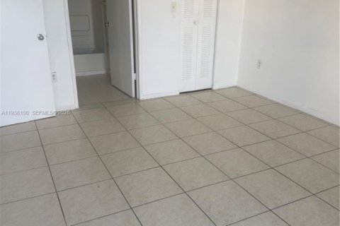 Condo in Hialeah, Florida, 2 bedrooms  № 1995823 - photo 14