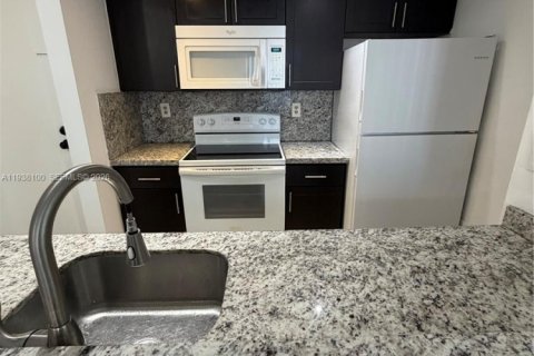 Condo in Hialeah, Florida, 2 bedrooms  № 1995823 - photo 4