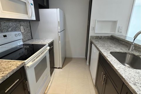 Condo in Hialeah, Florida, 2 bedrooms  № 1995823 - photo 2