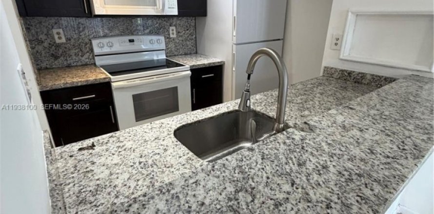 Condo in Hialeah, Florida, 2 bedrooms  № 1995823