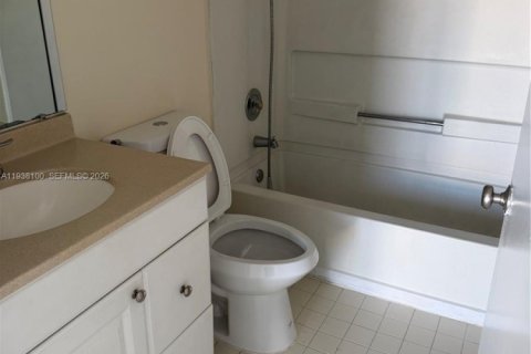 Condo in Hialeah, Florida, 2 bedrooms  № 1995823 - photo 15