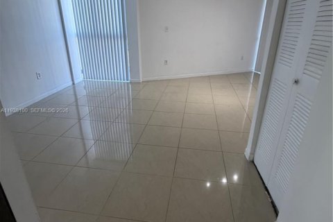 Condo in Hialeah, Florida, 2 bedrooms  № 1995823 - photo 8