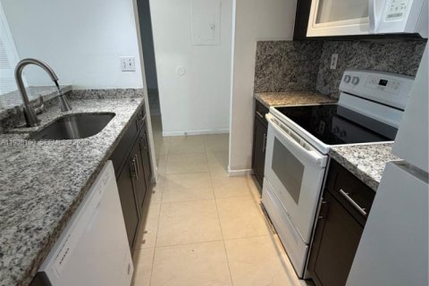 Condo in Hialeah, Florida, 2 bedrooms  № 1995823 - photo 3