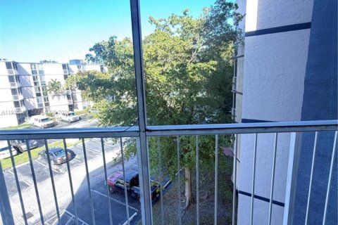 Condo in Hialeah, Florida, 2 bedrooms  № 1995823 - photo 16