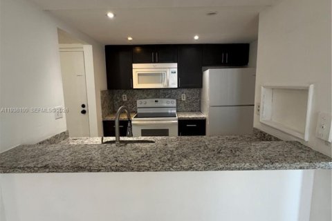 Condo in Hialeah, Florida, 2 bedrooms  № 1995823 - photo 6