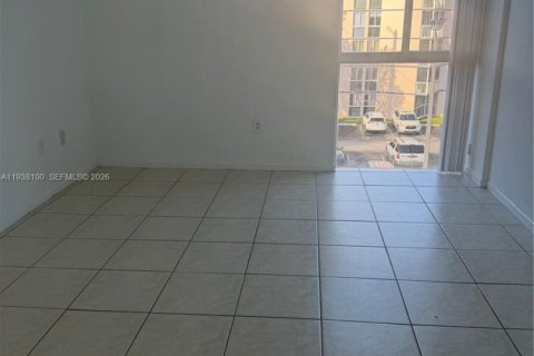 Condo in Hialeah, Florida, 2 bedrooms  № 1995823 - photo 12