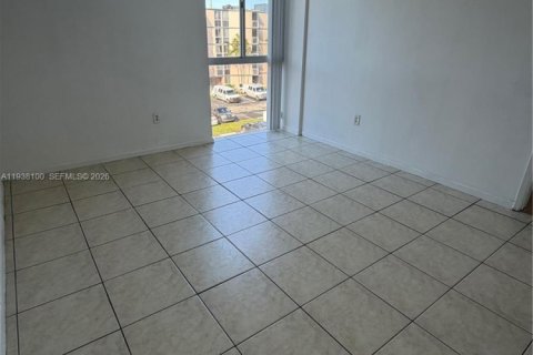 Condo in Hialeah, Florida, 2 bedrooms  № 1995823 - photo 11