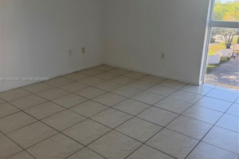 Condo in Hialeah, Florida, 2 bedrooms  № 1995823 - photo 13