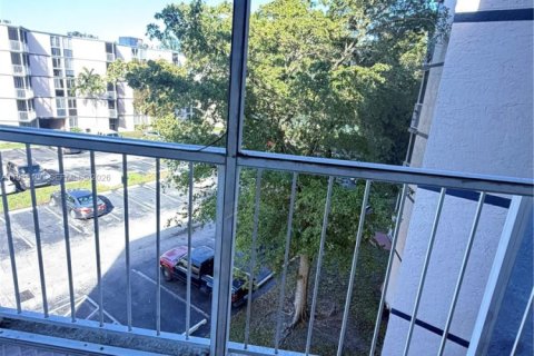 Condo in Hialeah, Florida, 2 bedrooms  № 1995823 - photo 17