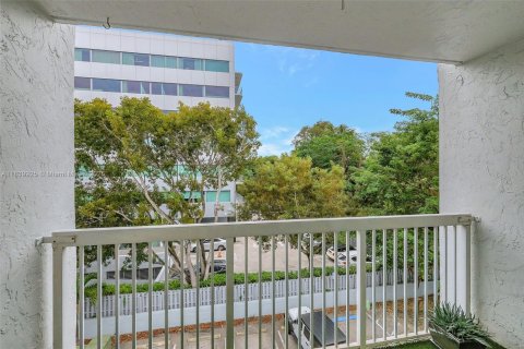 Condo in Miami, Florida, 2 bedrooms  № 1830503 - photo 11
