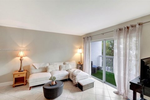 Condo in Miami, Florida, 2 bedrooms  № 1830503 - photo 3