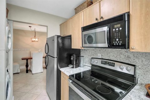 Condo in Miami, Florida, 2 bedrooms  № 1830503 - photo 9
