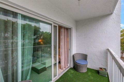 Condo in Miami, Florida, 2 bedrooms  № 1830503 - photo 24