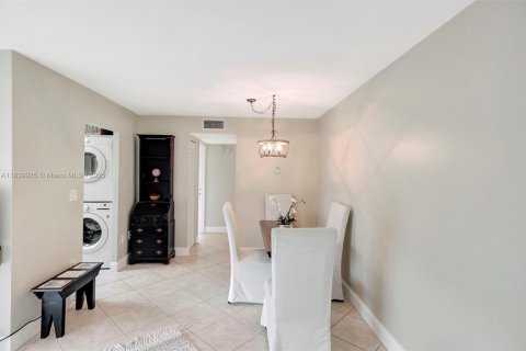 Condo in Miami, Florida, 2 bedrooms  № 1830503 - photo 5