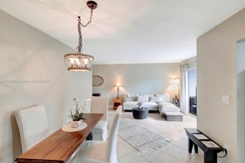 Condo in Miami, Florida, 2 bedrooms  № 1830503 - photo 6