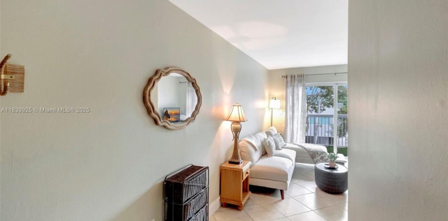 Condo in Miami, Florida, 2 bedrooms  № 1830503