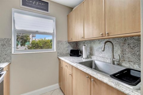 Condo in Miami, Florida, 2 bedrooms  № 1830503 - photo 8