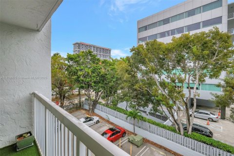 Condo in Miami, Florida, 2 bedrooms  № 1830503 - photo 22