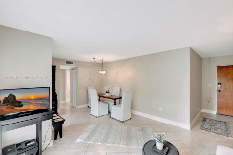 Condo in Miami, Florida, 2 bedrooms  № 1830503 - photo 4