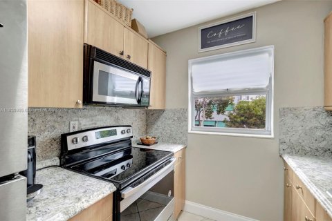 Condo in Miami, Florida, 2 bedrooms  № 1830503 - photo 7