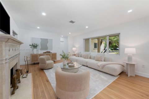 Villa ou maison à vendre à Coral Gables, Floride: 4 chambres, 224.36 m2 № 1966627 - photo 4