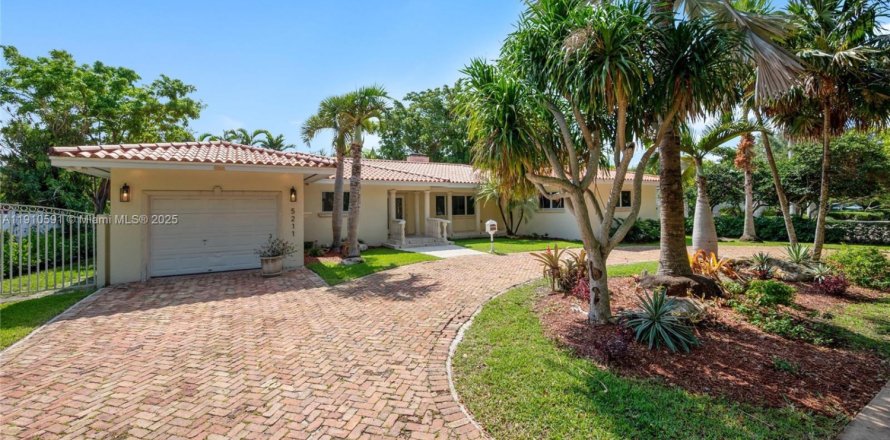 Villa ou maison à Coral Gables, Floride 4 chambres, 224.36 m2 № 1966627