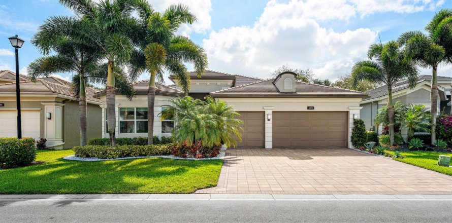 House in Boynton Beach, Florida 4 bedrooms, 249.44 sq.m. № 2175802