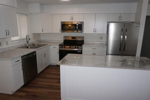 House in Saint Petersburg, Florida 3 bedrooms, 88.54 sq.m. № 1819545 - photo 3