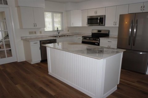 House in Saint Petersburg, Florida 3 bedrooms, 88.54 sq.m. № 1819545 - photo 12