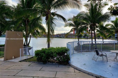 Copropriété à louer à Miami, Floride: 3 chambres, 103.68 m2 № 1996547 - photo 10