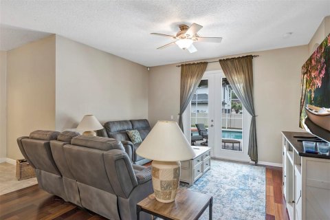 House in Orlando, Florida 5 bedrooms, 236.25 sq.m. № 1775024 - photo 8