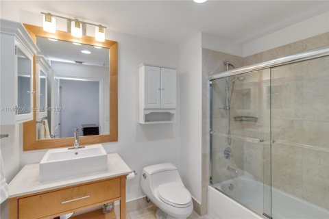 Condominio en alquiler en Coral Gables, Florida, 1 dormitorio, 69.96 m2 № 1953063 - foto 16
