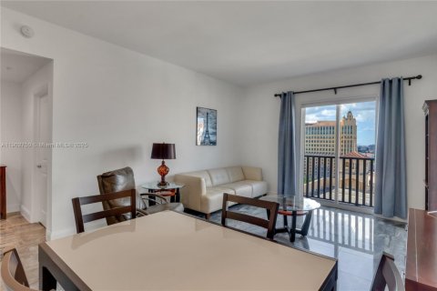 Condominio en alquiler en Coral Gables, Florida, 1 dormitorio, 69.96 m2 № 1953063 - foto 3