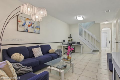 Townhouse in Doral, Florida 4 bedrooms, 167.97 sq.m. № 2392109 - photo 3