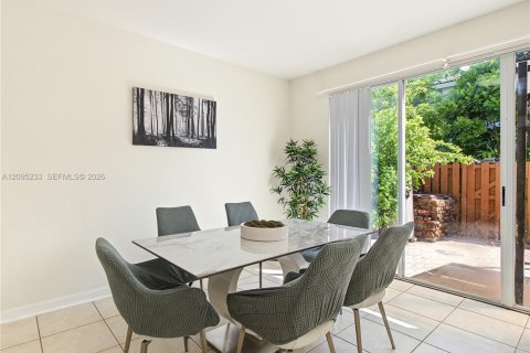 Townhouse in Doral, Florida 4 bedrooms, 167.97 sq.m. № 2392109 - photo 7