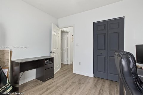 Townhouse in Doral, Florida 4 bedrooms, 167.97 sq.m. № 2392109 - photo 13