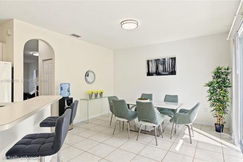 Townhouse in Doral, Florida 4 bedrooms, 167.97 sq.m. № 2392109 - photo 5