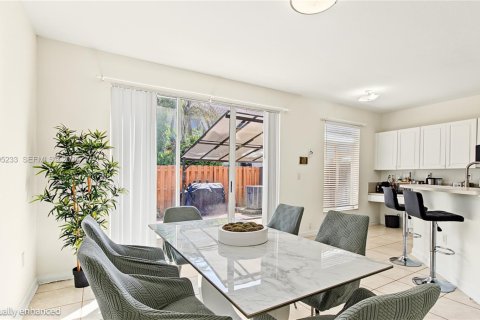 Townhouse in Doral, Florida 4 bedrooms, 167.97 sq.m. № 2392109 - photo 6