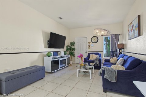 Townhouse in Doral, Florida 4 bedrooms, 167.97 sq.m. № 2392109 - photo 2
