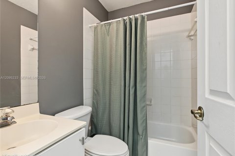 Townhouse in Doral, Florida 4 bedrooms, 167.97 sq.m. № 2392109 - photo 18