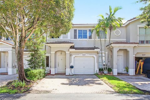 Townhouse in Doral, Florida 4 bedrooms, 167.97 sq.m. № 2392109