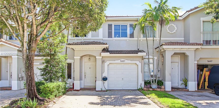 Townhouse in Doral, Florida 4 bedrooms, 167.97 sq.m. № 2392109