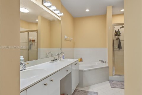 Townhouse in Doral, Florida 4 bedrooms, 167.97 sq.m. № 2392109 - photo 10